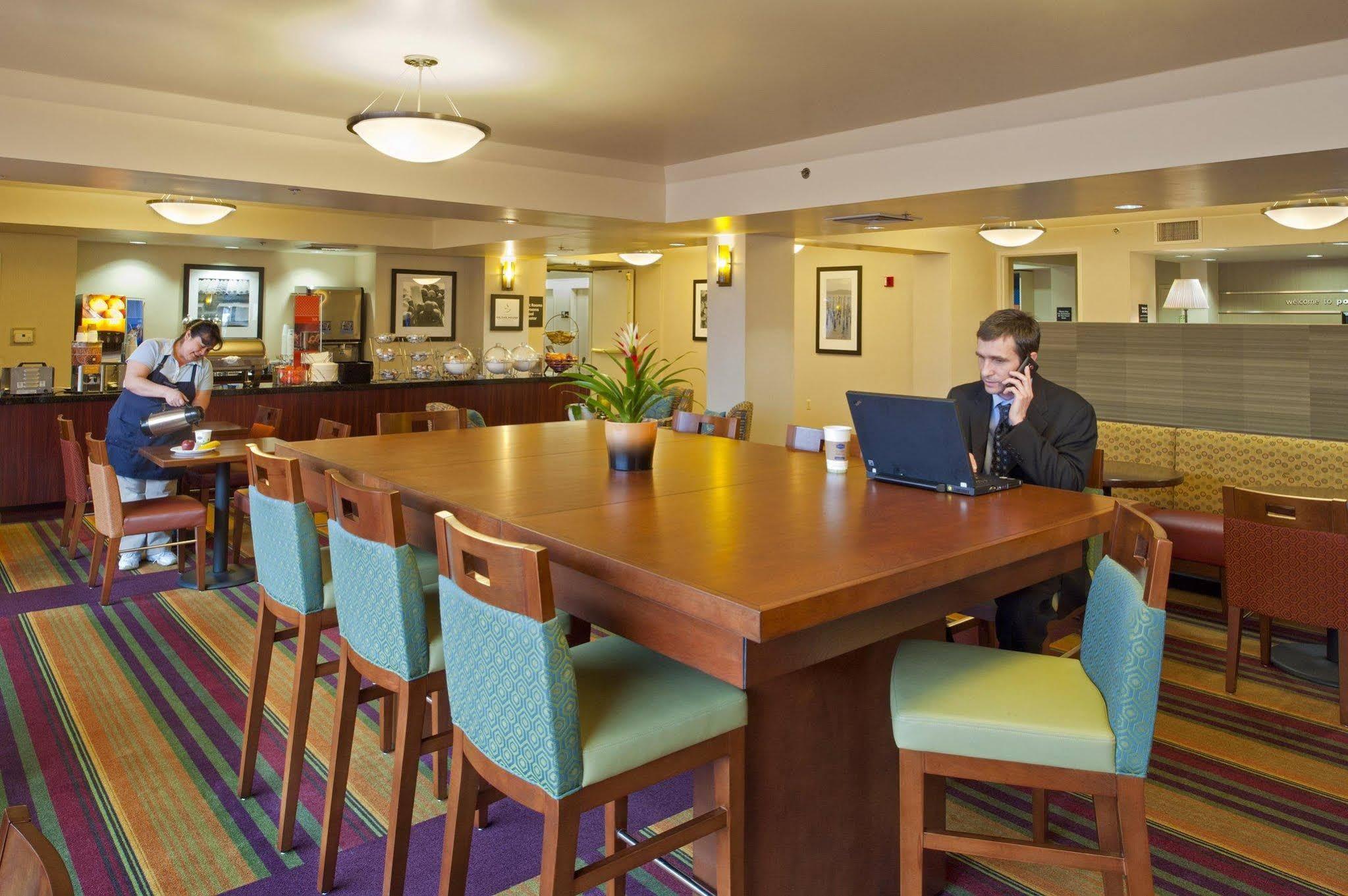 Hampton Inn Portland Airport Екстер'єр фото