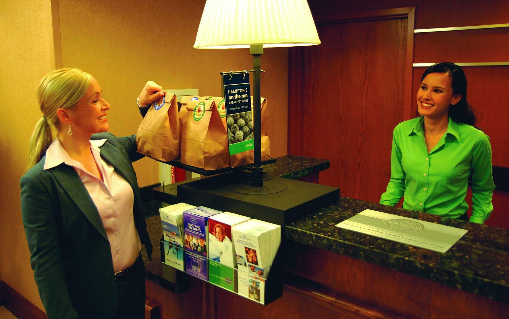 Hampton Inn Portland Airport Екстер'єр фото